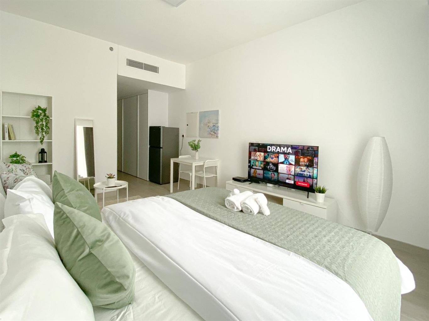 Wanderlust Whisk Away With Huge Balcony In Jvc *